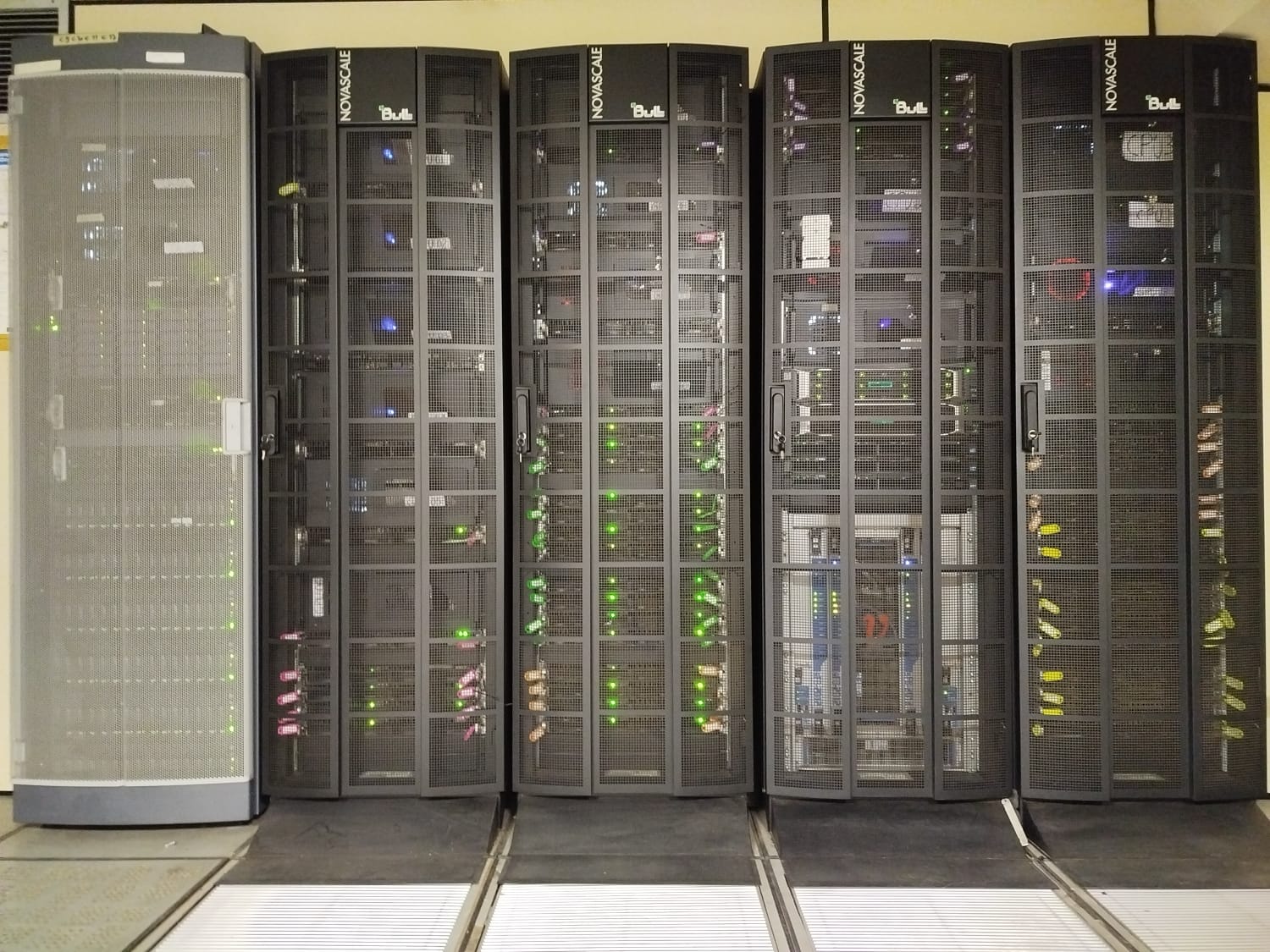 Detalhes dos racks do cluster Bull do CENAPAD-MG